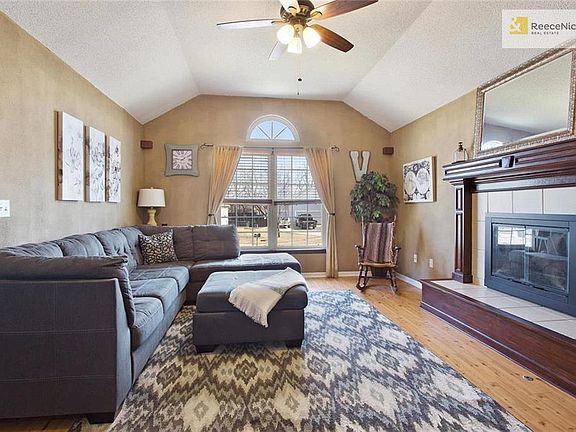 Bright and cheerful. Lots of natural sunlight. Opens to kitchen.