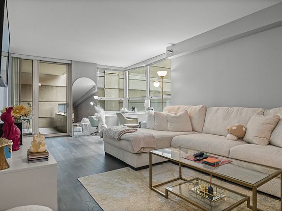 2nd image of 345 N La Salle Dr APT 405
