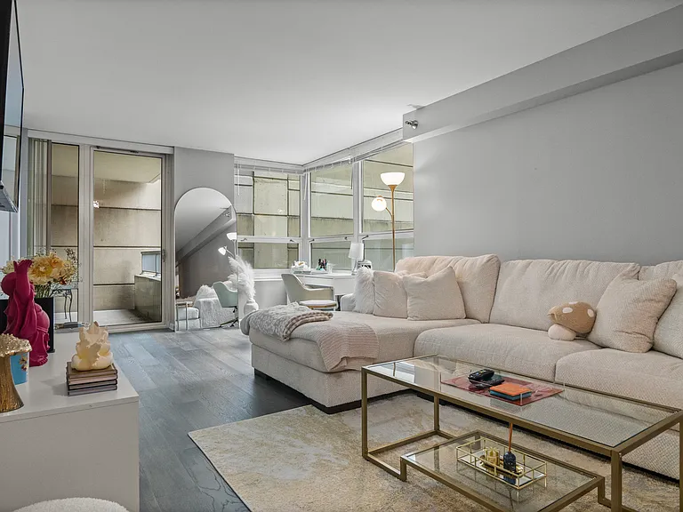 345 N La Salle Dr #405 — Photo 2