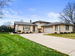 1060 Judy Dr, Elk Grove Village, IL 60007