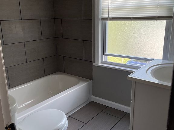 5th image of 16703 Stockbridge Ave