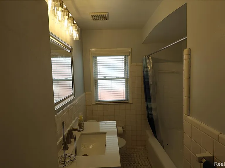 4121 Seminole Dr — Photo 60