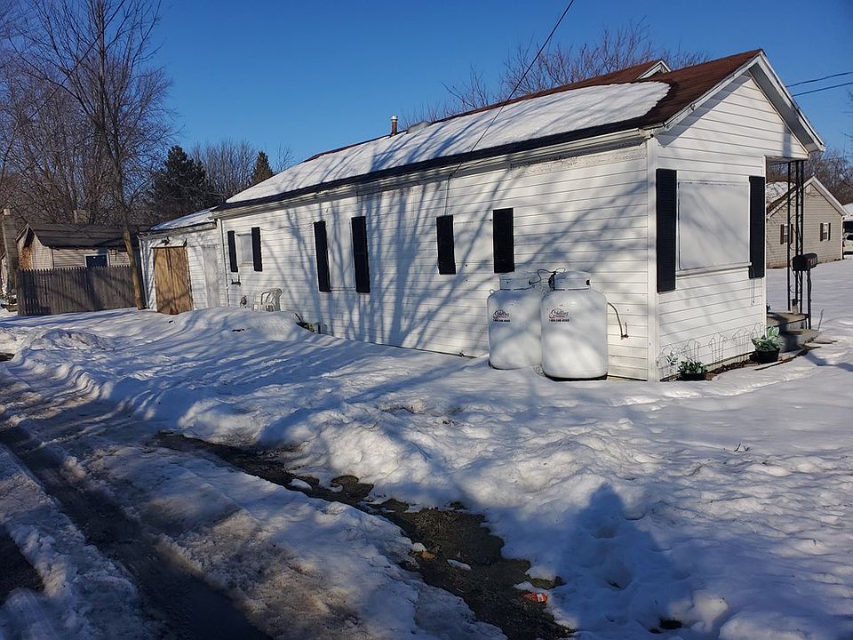 2nd image of 450 Adams St