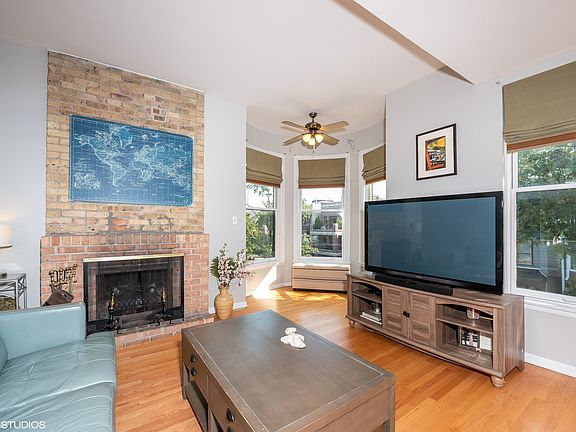 2nd image of 832 W Wrightwood Ave #3