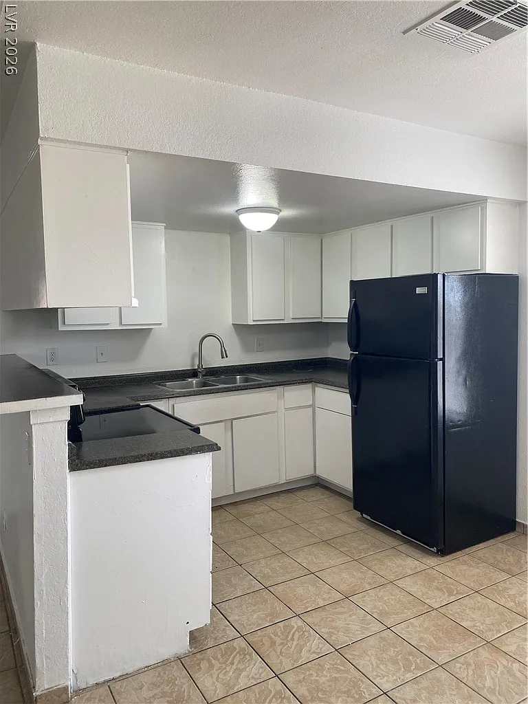 3 bed, 2.0 bath, 3604 sqft, $1,325 — Photo 2