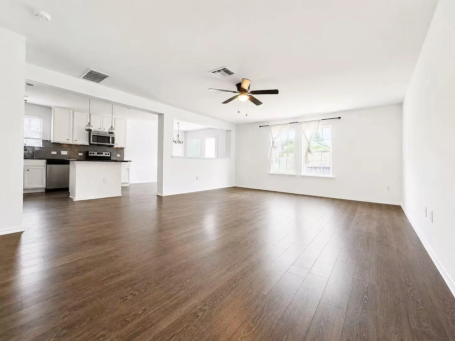3 bed, 2.5 bath, 1665 sqft, $1,925 — Photo 3