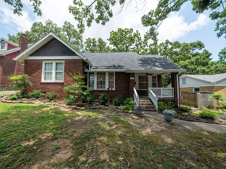1431 Skyline Dr N — Photo 2