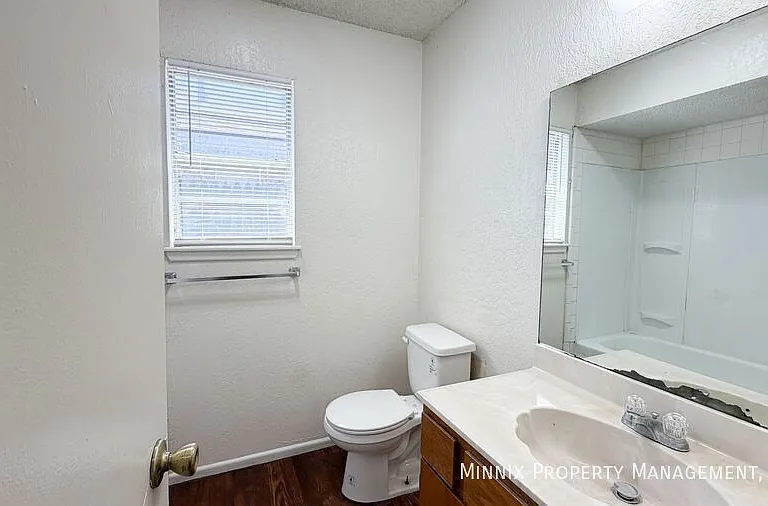 2119 S Loop 289 #B — Photo 13