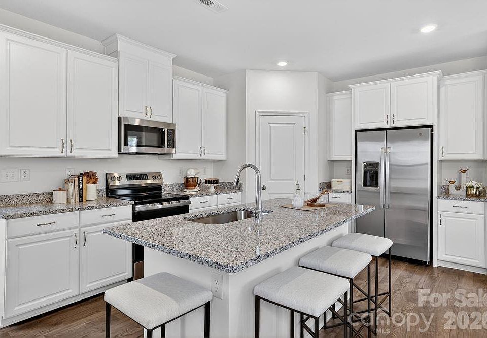 1st image of 400 Silver Birch Ct