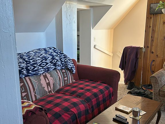 4th image of 343 Fisher St #2