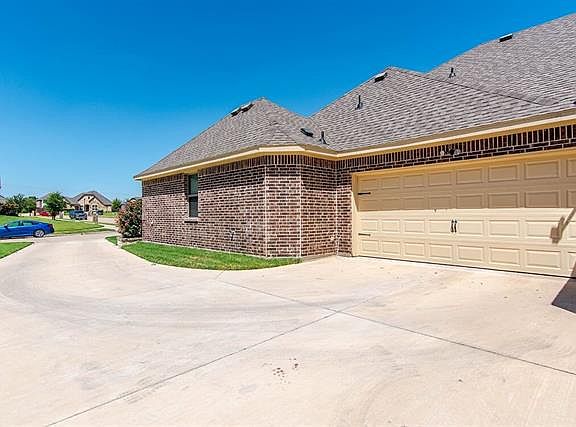 4th image of 3020 Courtney Ln