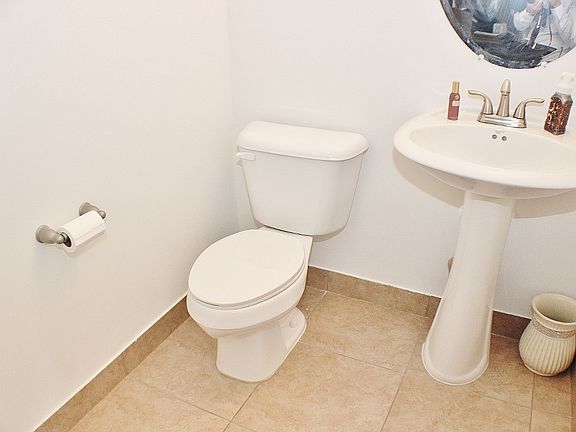 5th image of 653 NE 191st St