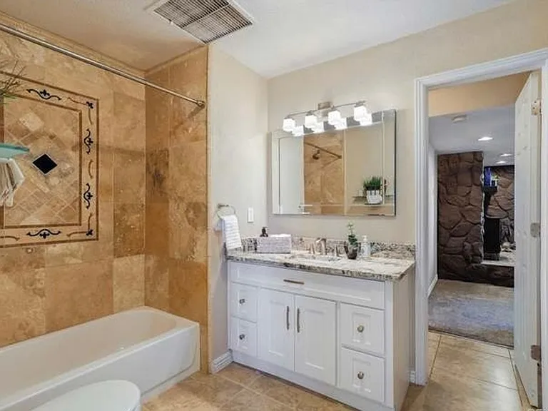 1050 Locust Pl — Photo 9