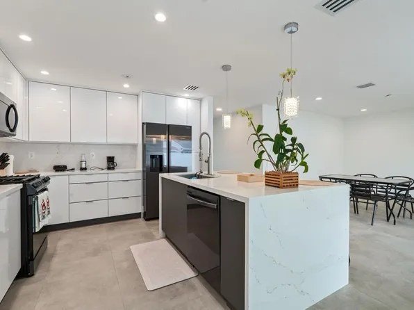 20541 SW 2nd St, Pembroke Pines, FL 33029
