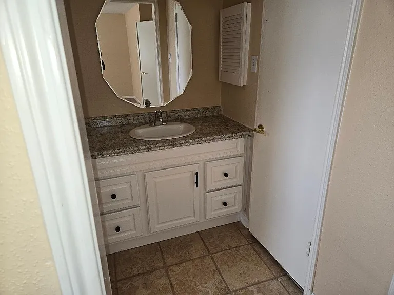 7911 Southmeadow Dr — Photo 8