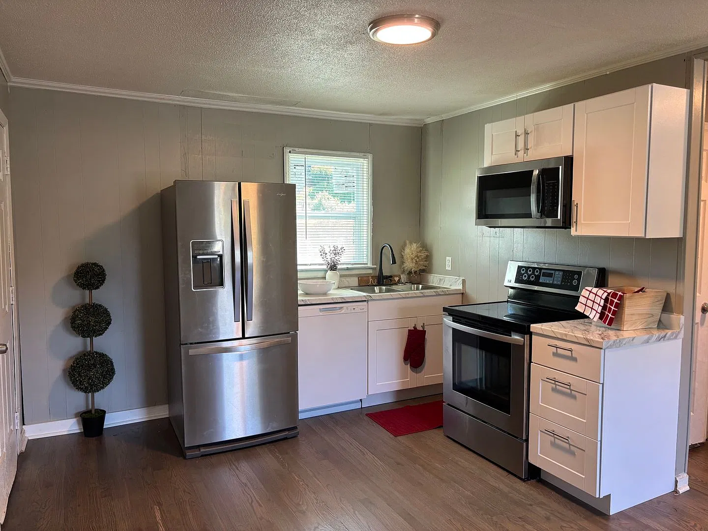 Spacious 2/1 House! Available For Immediate Move In. — Photo 1