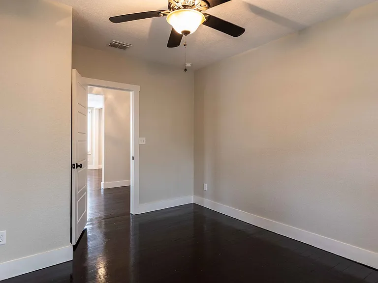 1121 E Crockett St — Photo 26
