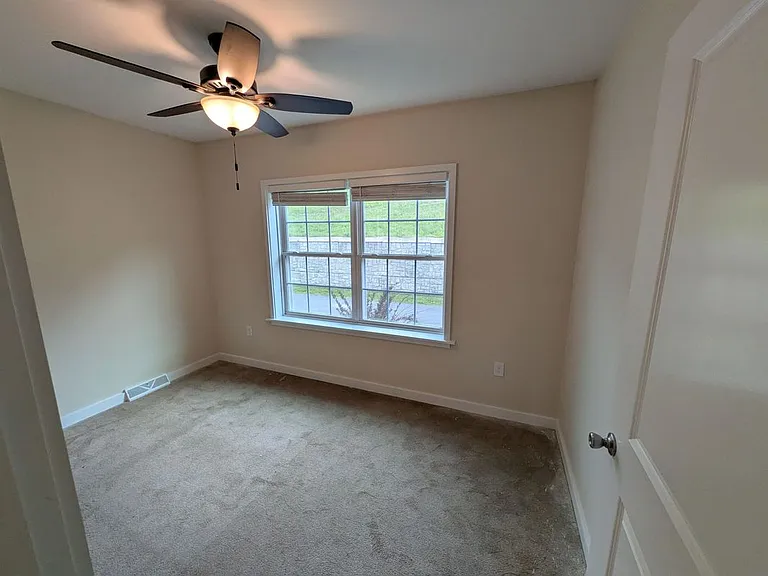75 Ivan Dr #8 — Photo 27