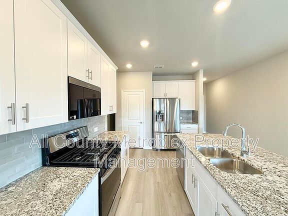 3rd image of 709 Hemingway Ln