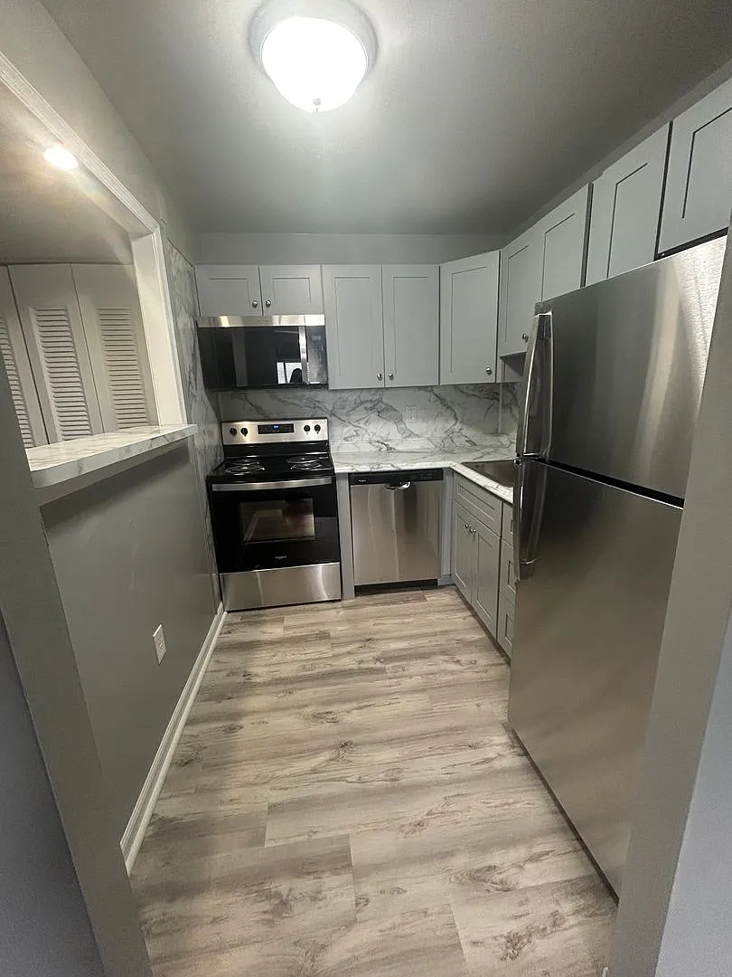 HOLLY GARDEN APARTMENTS — Photo 3