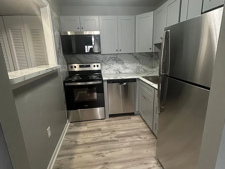 HOLLY GARDEN APARTMENTS — Photo 3