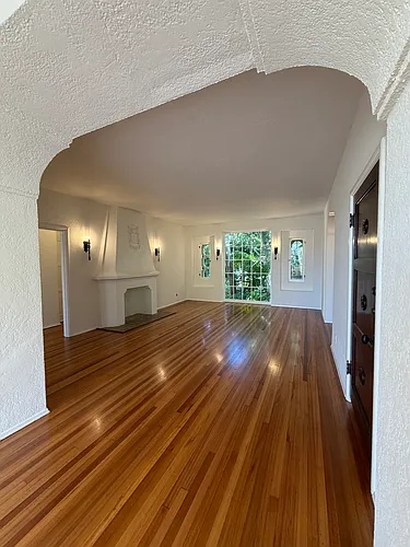 1342 N Laurel Ave #101 Photo 1