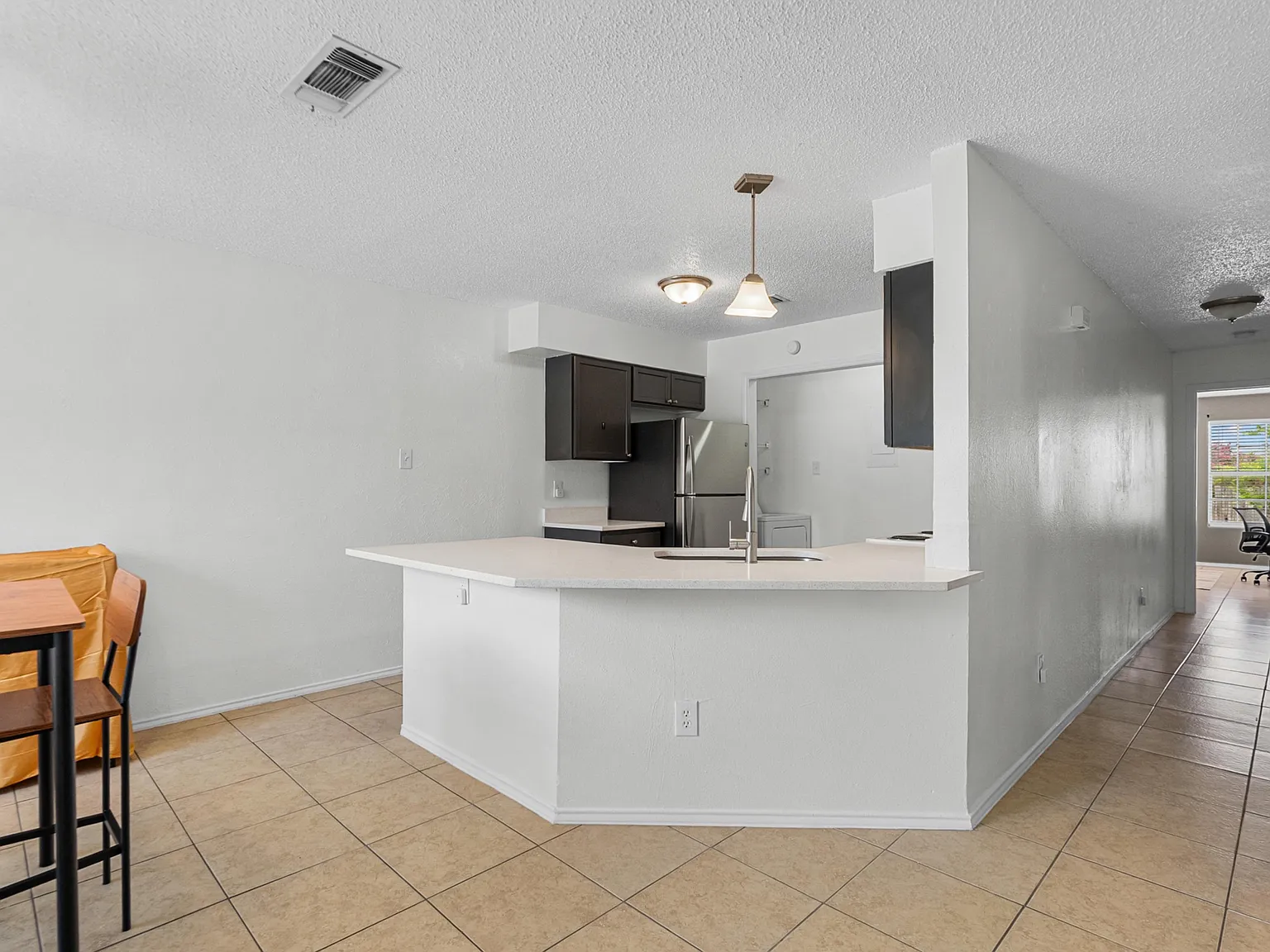 3 bed, 2.0 bath, 1250 sqft, $1,161 — Photo 4