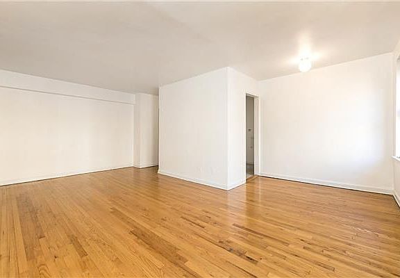 3rd image of 6707 Yellowstone Blvd APT 3F