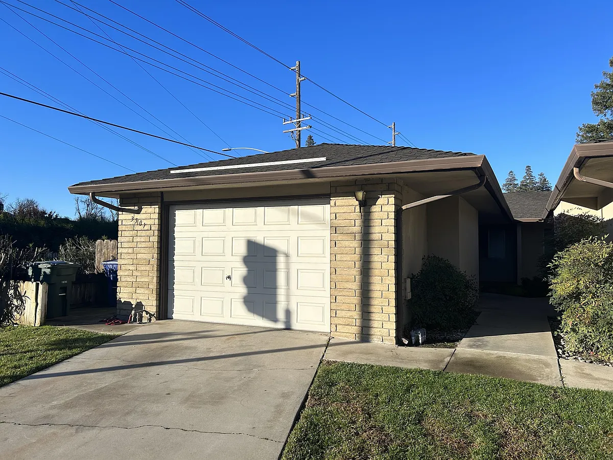 Building Photo - 3501 Shawnee Dr #1