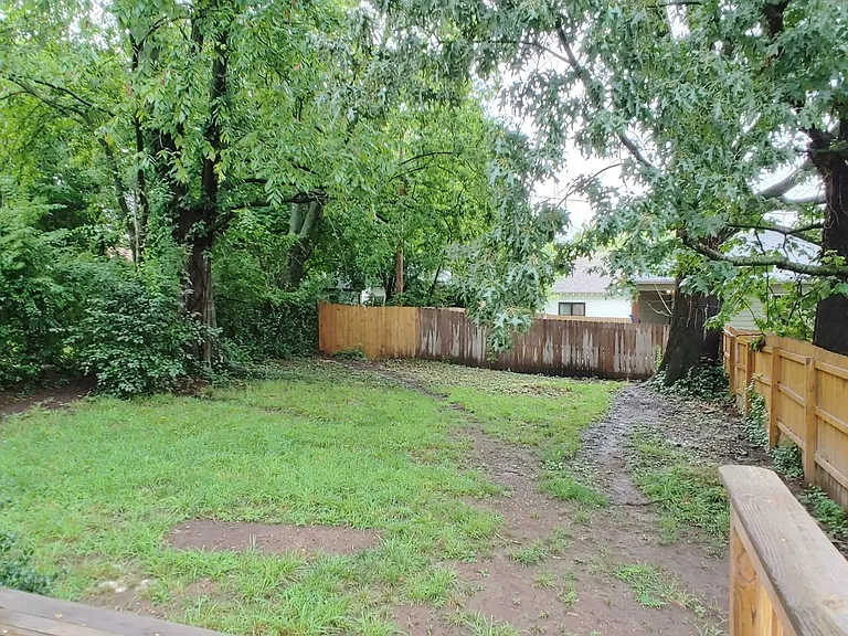 2111 Oak St — Photo 27