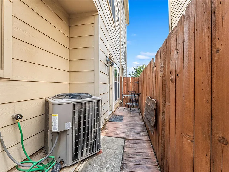 906 Reinicke St — Photo 28