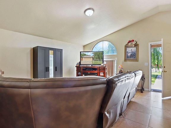 4th image of 66 S Hinkley Ave