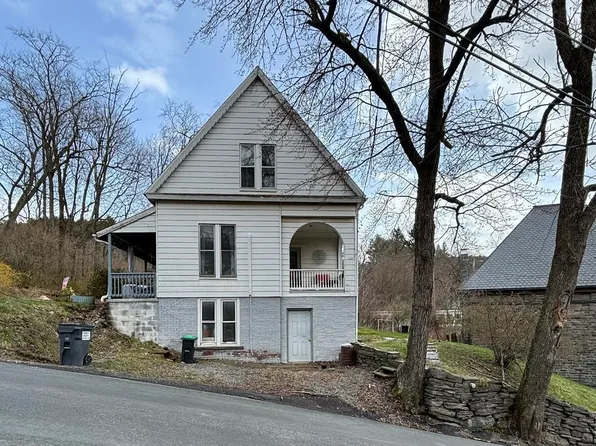 12 Elizabeth St, Hawley, PA 18428