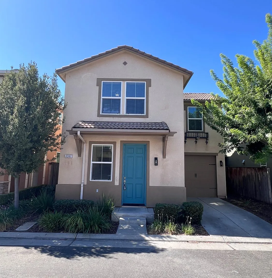 3 bed, 1203 sqft, $2,200 — Photo 1