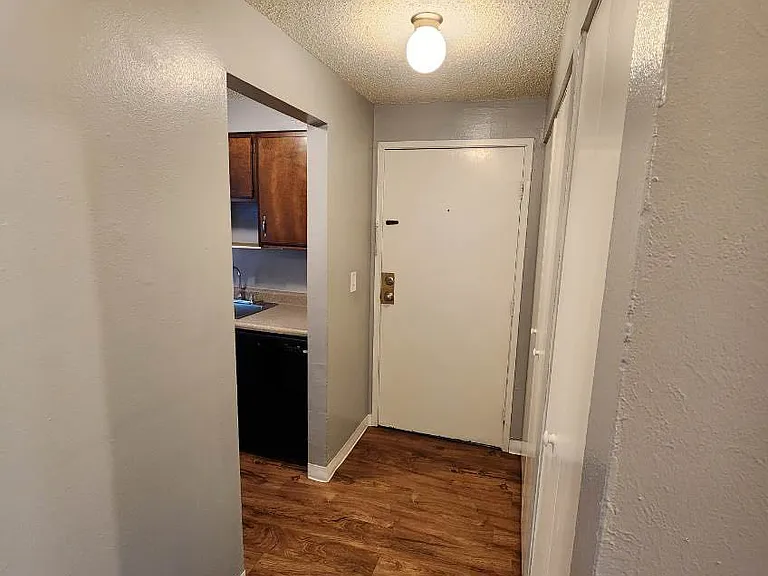 Prospect Pointe Apartments — Photo 17
