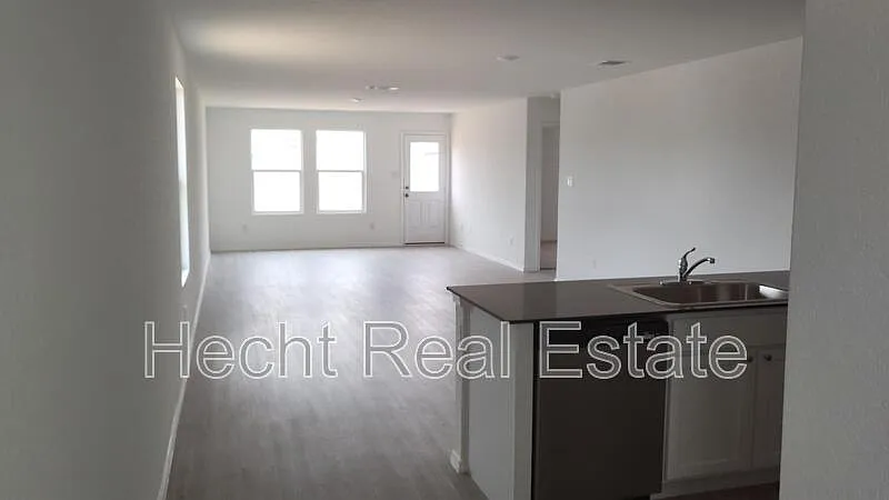 4 bed, 2.0 bath, 1627 sqft, $1,650 — Photo 4
