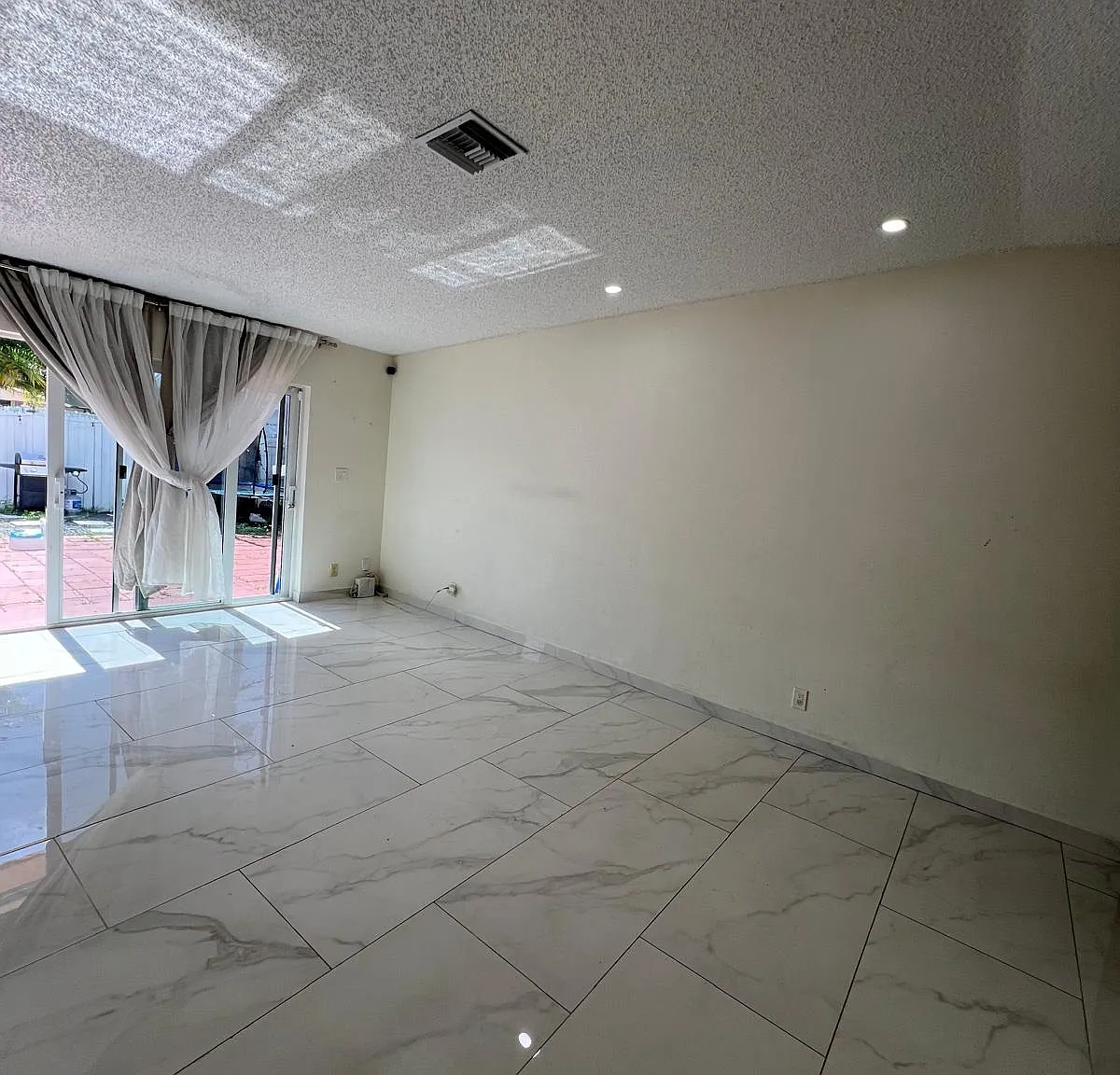 3 bed, 1475 sqft, $2,950 — Photo 2
