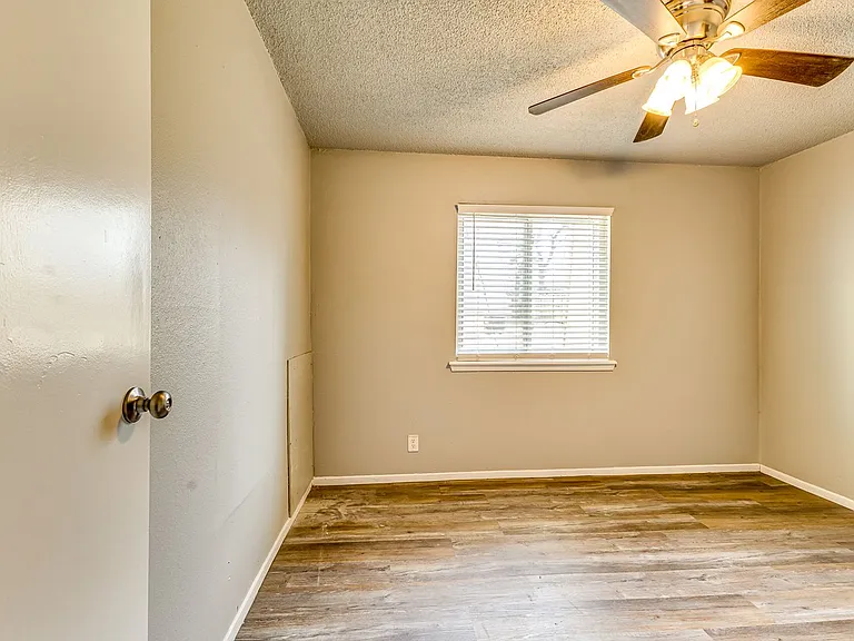 Woodhaven Apartments — Photo 17