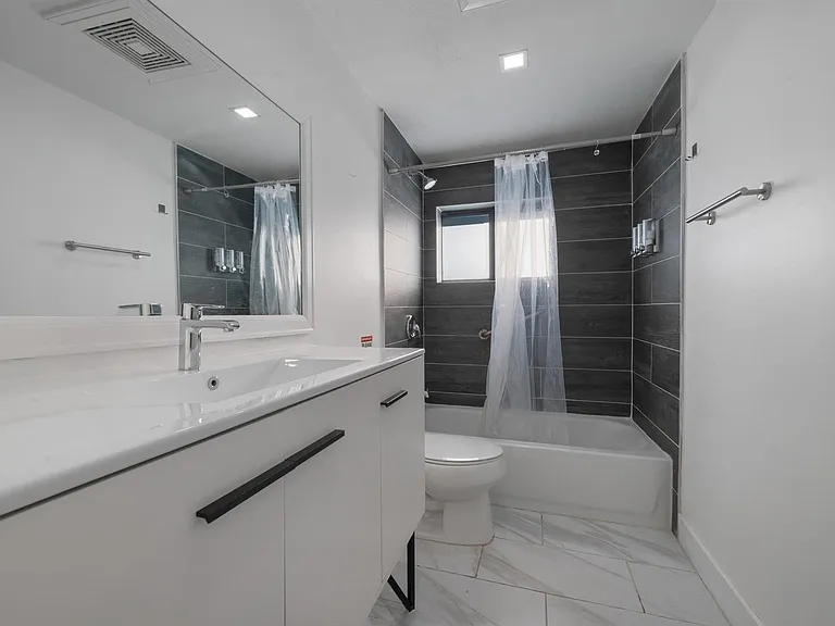 836 SW 13th Ct — Photo 8