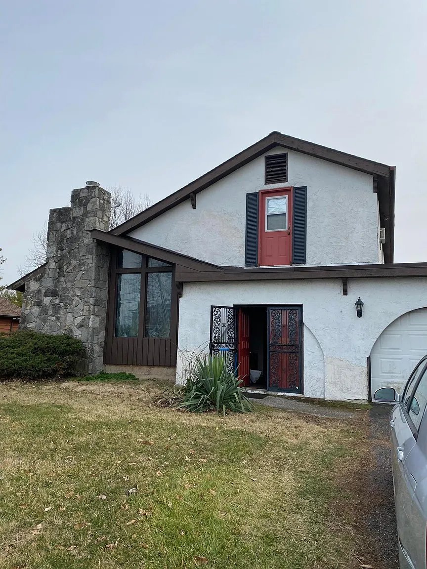 1589 Holton Rd photo 1