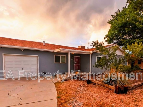 2837 Palomas Dr NE