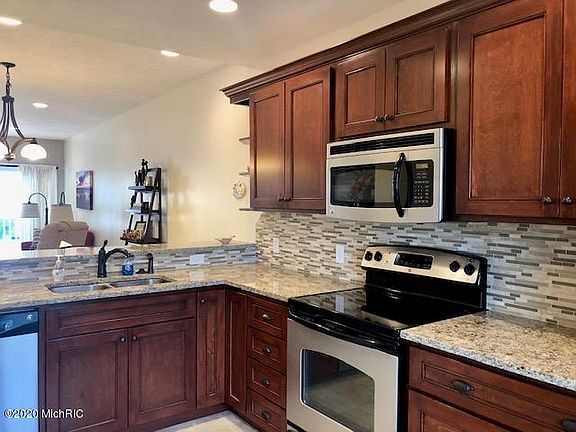5th image of 224 Lakeside Dr #12