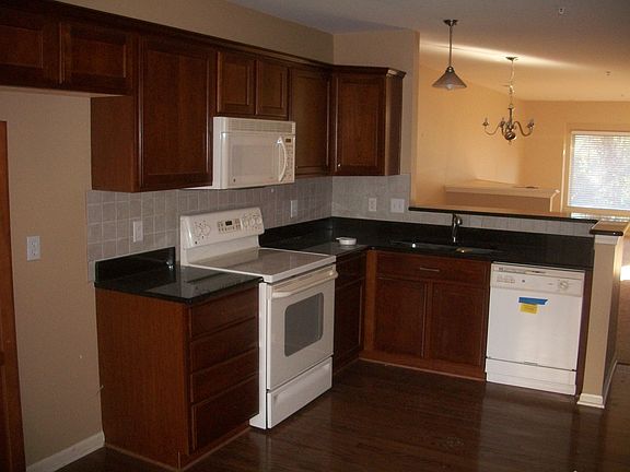 5th image of 652 Village Ln #1