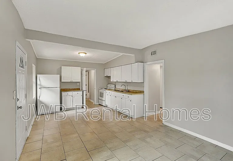 915 Wayne St — Photo 3