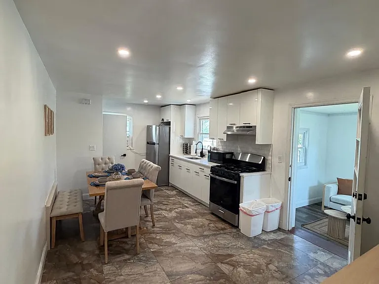 810 Walnut St — Photo 3