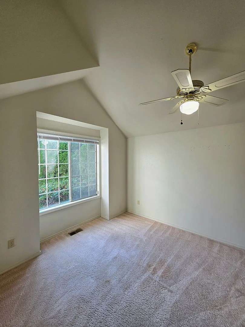 Dash Point area Charming 3 bedroom 2.5 bath, 2 car garage located in Federal Way. Available NOW — Photo 4