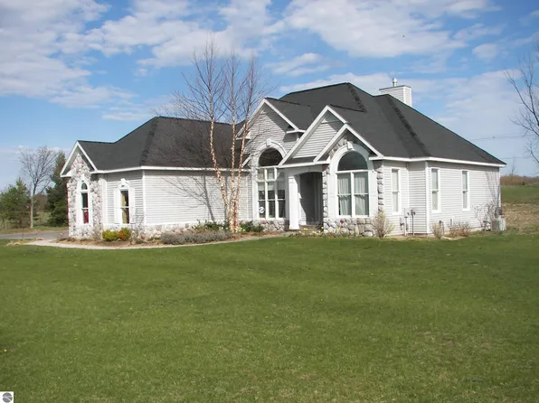4863 Arbor Grove Dr, Traverse City, MI 49685