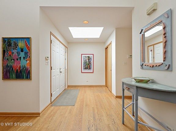 3rd image of 2219 Schiller Ave