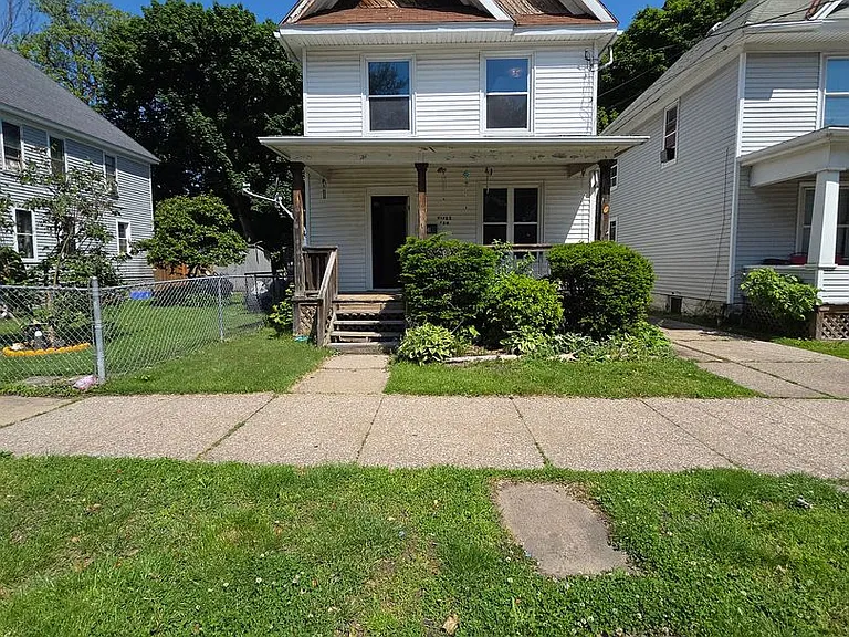 738 E 8th St — Photo 1