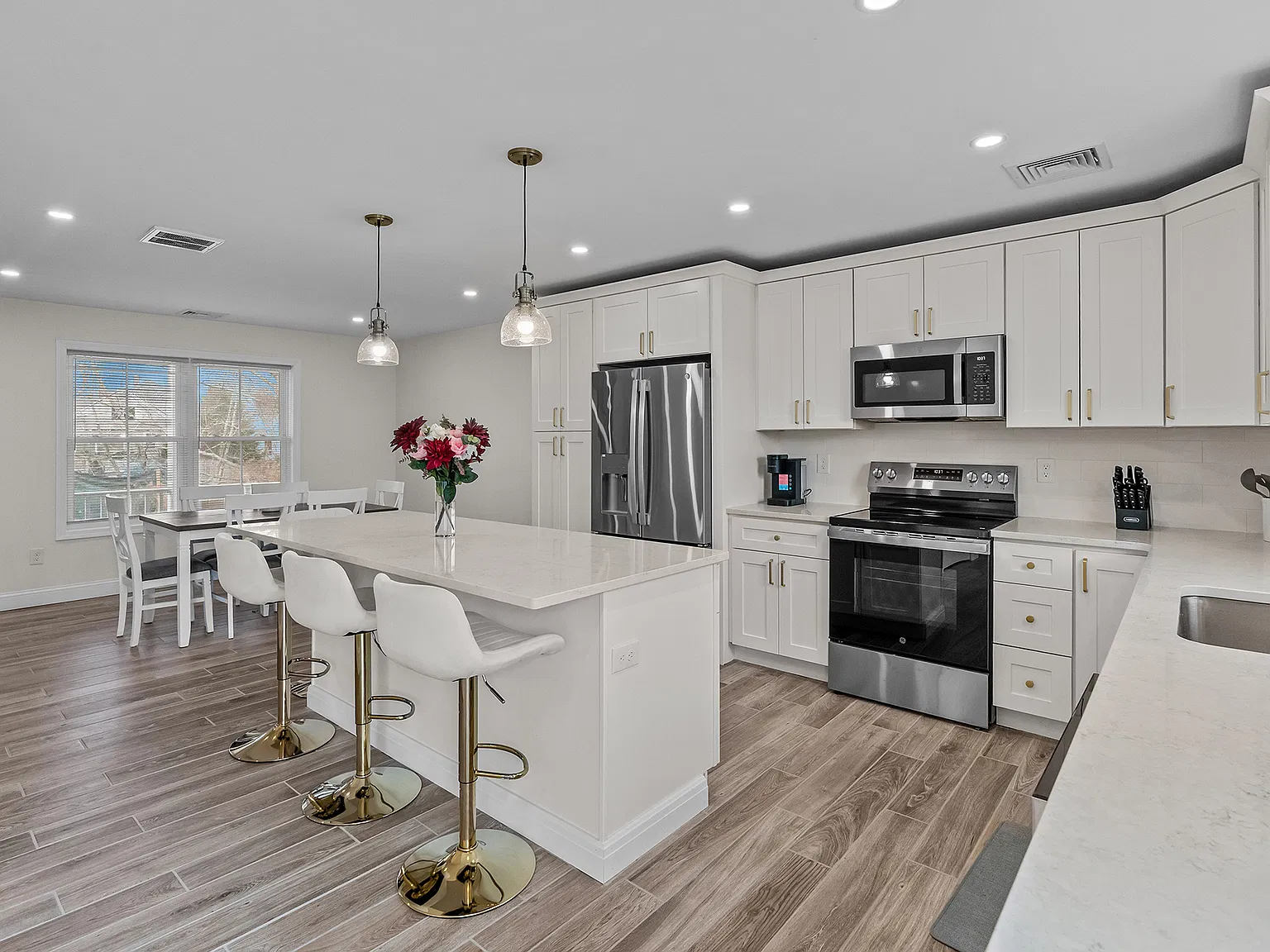 3 bed, 2.5 bath, 1530 sqft, $3,200 — Photo 2